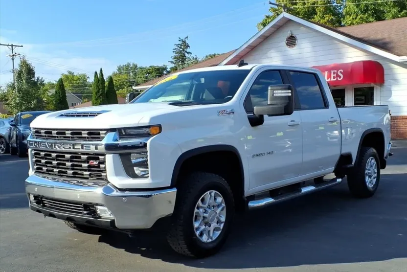 2020 Chevrolet Silverado LT photo 1