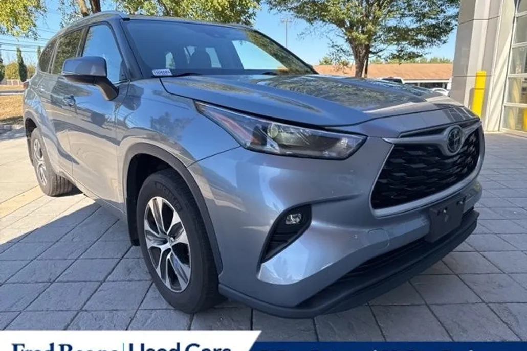 2021 Toyota Highlander XLE photo 1