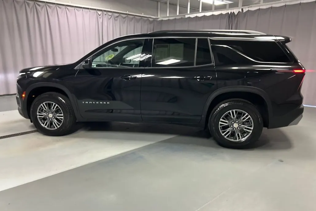 2025 Chevrolet Traverse photo 1