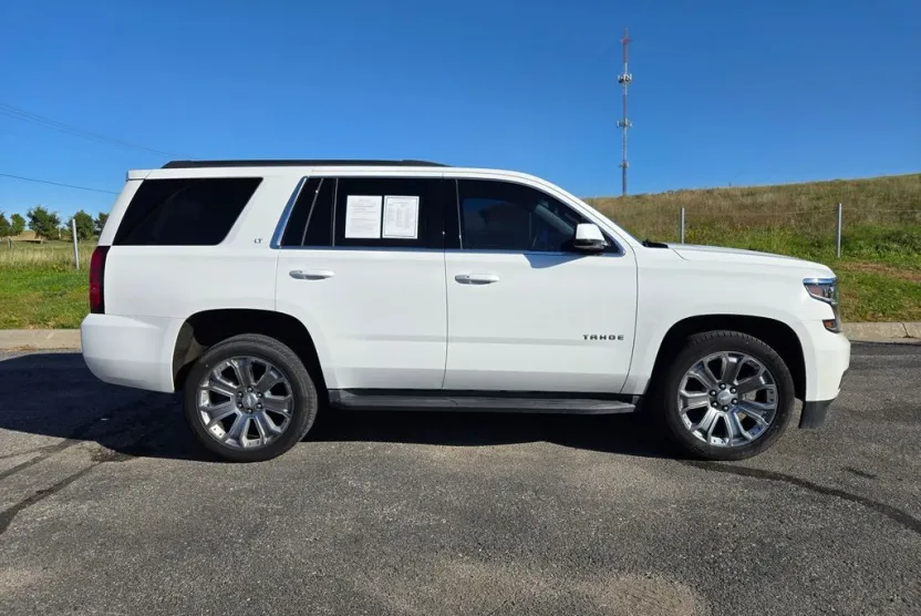 2017 Chevrolet Tahoe LT photo 1