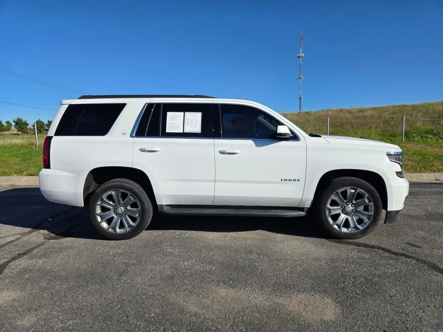 2017 Chevrolet Tahoe LT photo 1