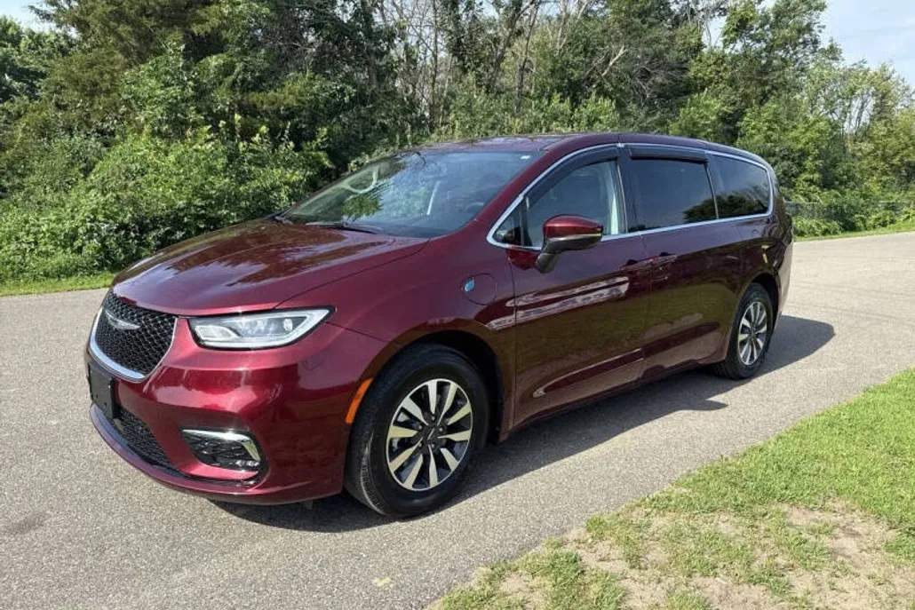 2023 Chrysler Pacifica Hybrid Touring L photo 1