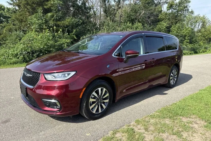 2023 Chrysler Pacifica Hybrid Touring L photo 1