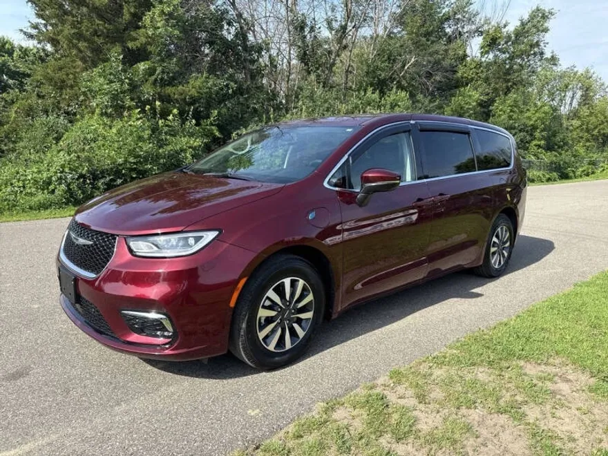 2023 Chrysler Pacifica Hybrid Touring L photo 1