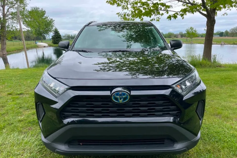 2022 Toyota RAV4 LE photo 1
