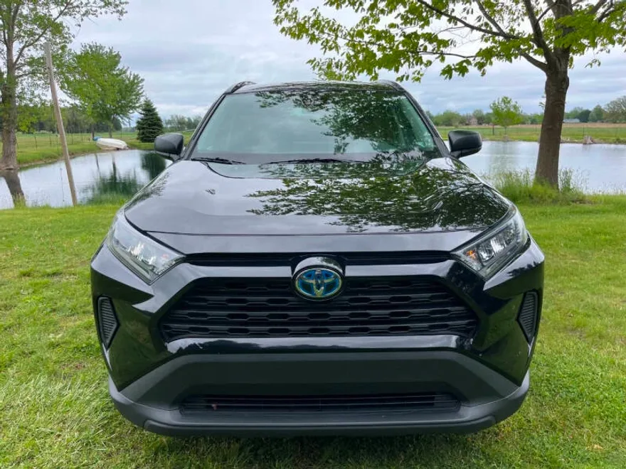 2022 Toyota RAV4 LE photo 1