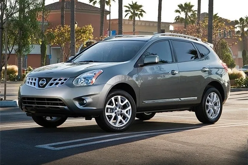 2011 Nissan Rogue SV photo 1