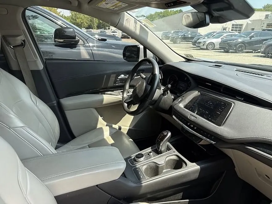 2022 Cadillac XT4 Premium Luxury photo 1
