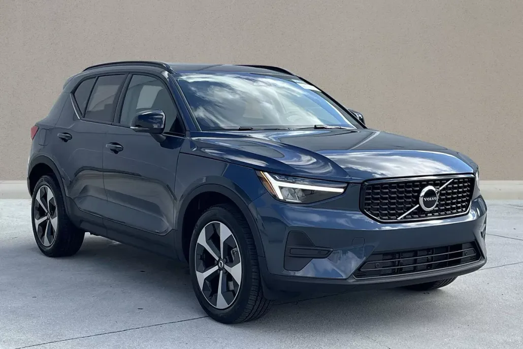 2026 Volvo XC40 Core photo 1