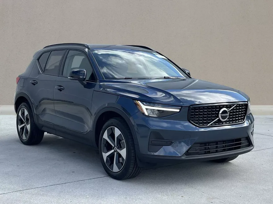 2026 Volvo XC40 Core photo 1