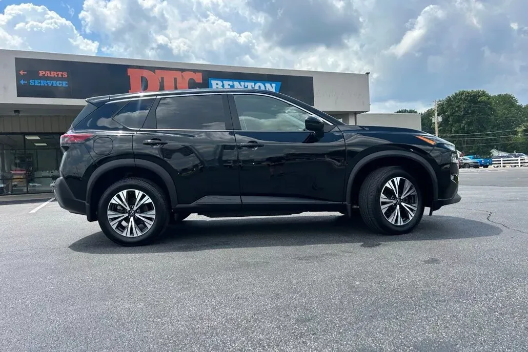 2022 Nissan Rogue SV photo 1