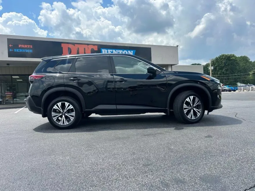 2022 Nissan Rogue SV photo 1