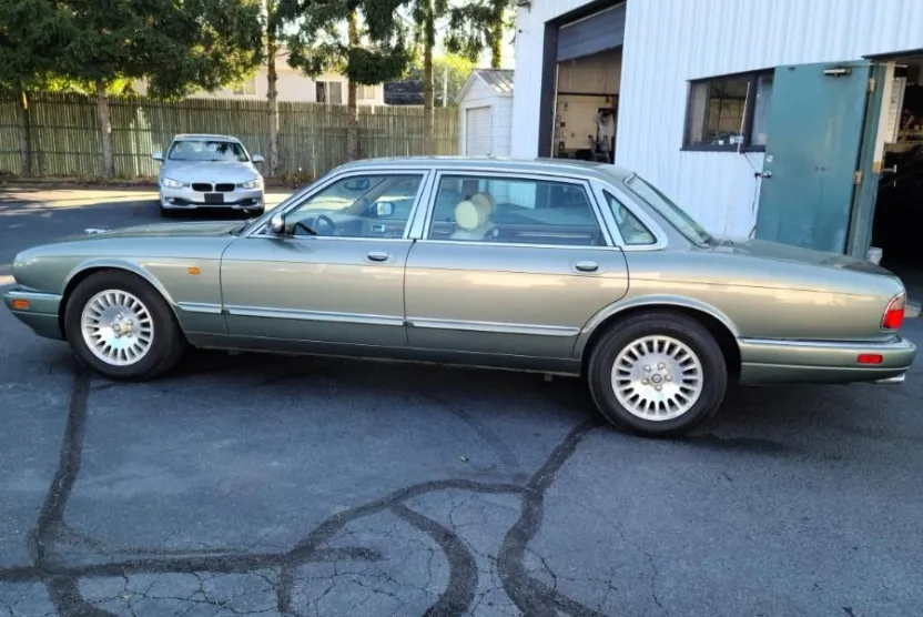 1997 Jaguar XJ Vanden Plas photo 1