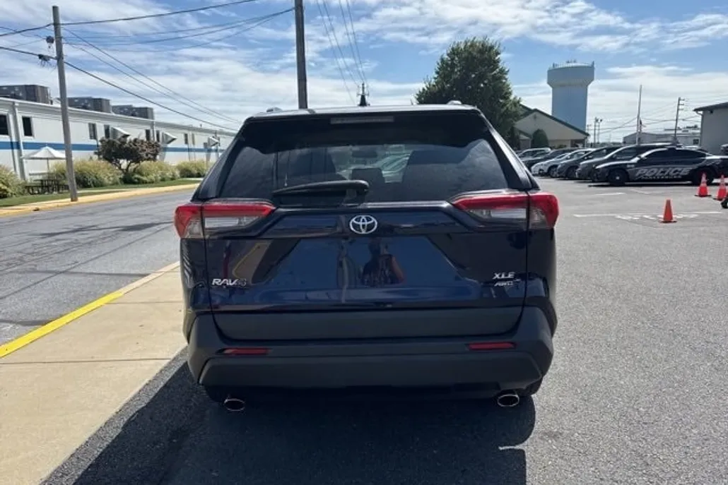 2022 Toyota RAV4 XLE photo 1