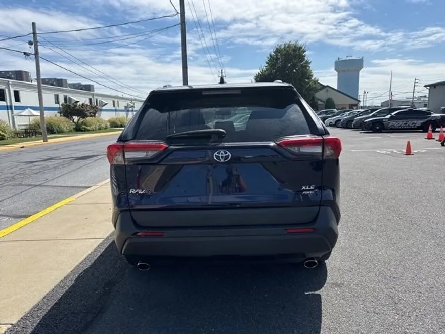 2022 Toyota RAV4 XLE photo 1