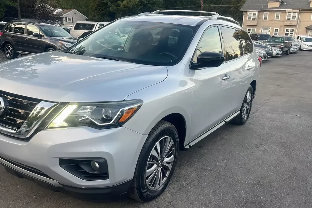 2017 Nissan Pathfinder SV photo 1