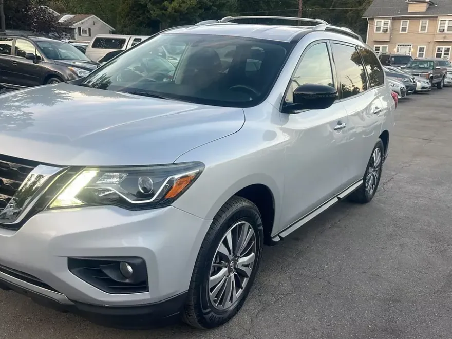 2017 Nissan Pathfinder SV photo 1