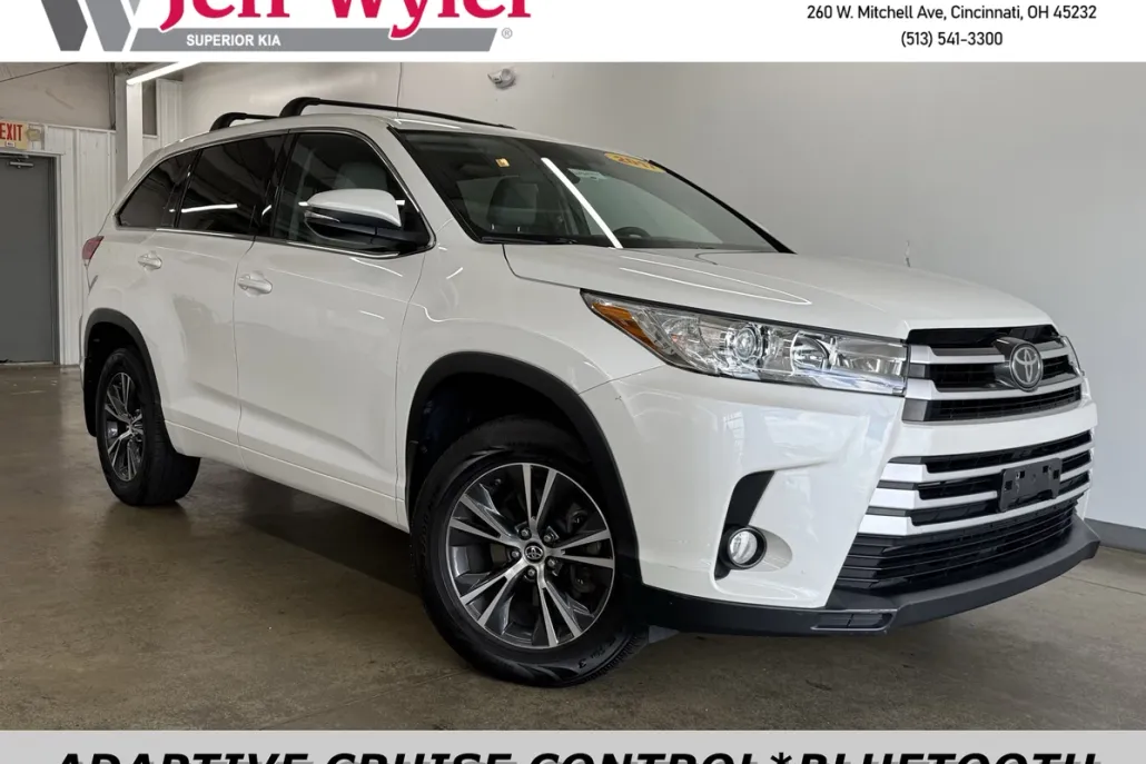 2017 Toyota Highlander LE photo 1