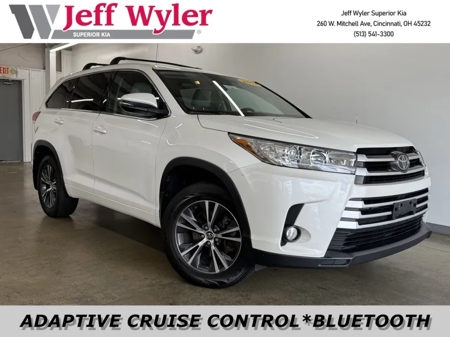 2017 Toyota Highlander LE photo 1