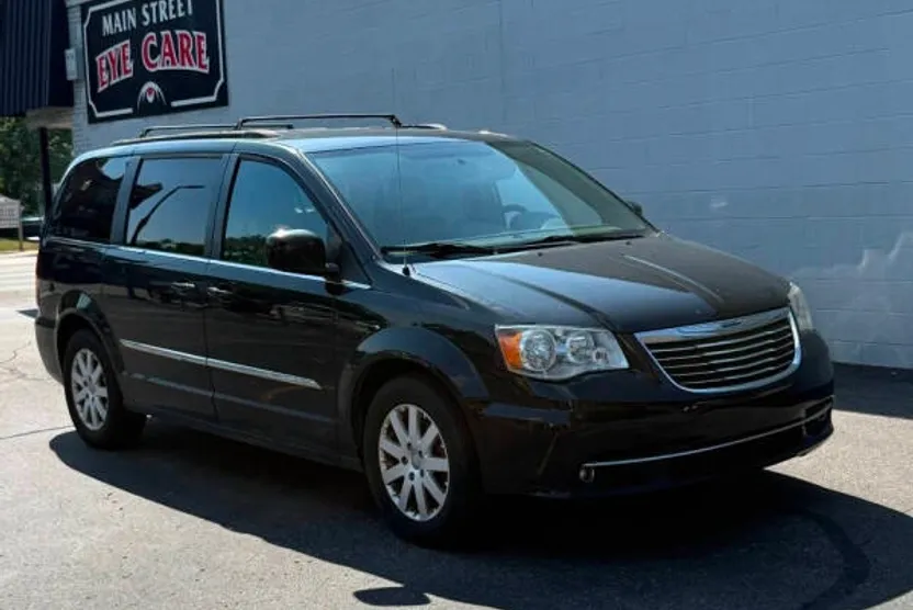 2016 Chrysler Town & Country Touring photo 1
