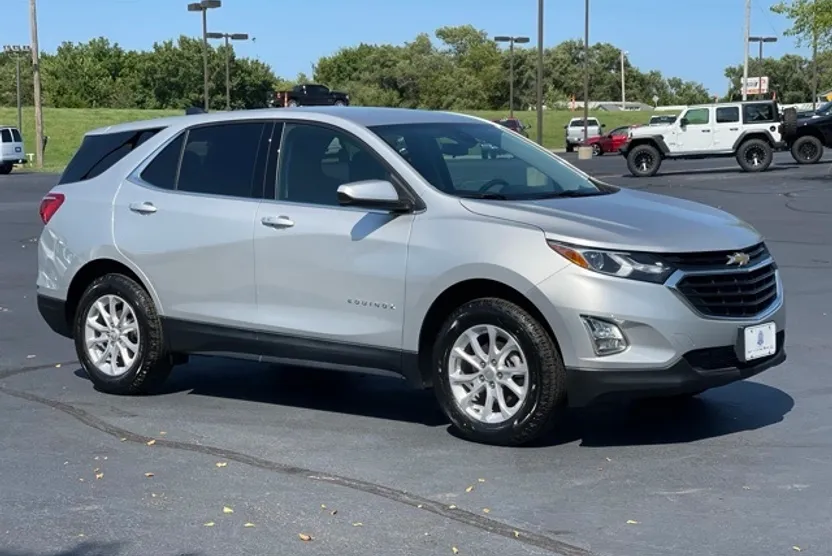 2020 Chevrolet Equinox LT photo 1