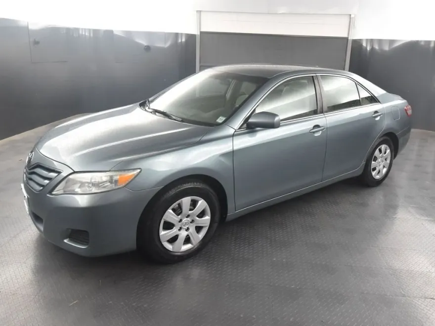 2010 Toyota Camry LE photo 1
