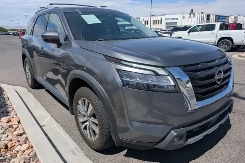 2022 Nissan Pathfinder SL photo 1