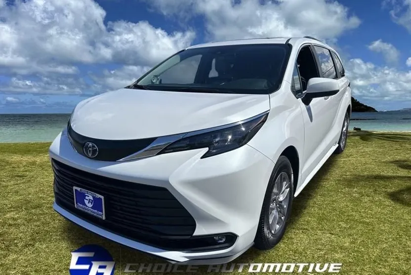 2025 Toyota Sienna XLE photo 1