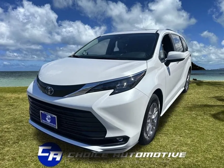 2025 Toyota Sienna XLE photo 1