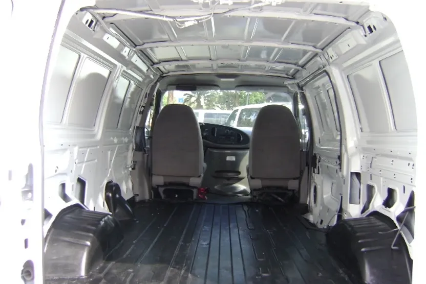 1999 Ford E-150 photo 1