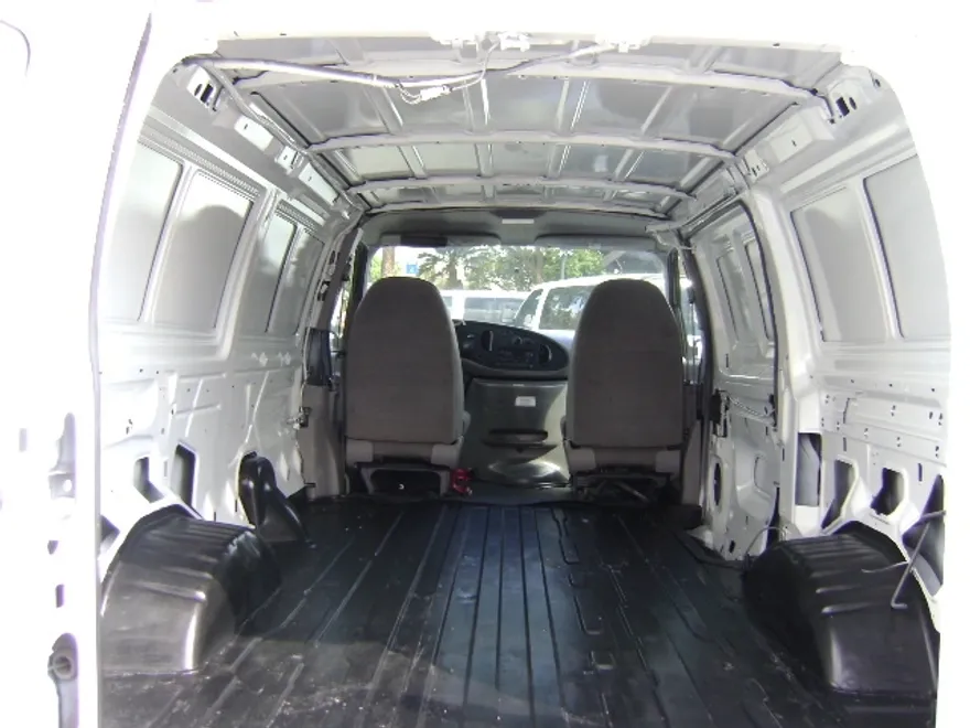 1999 Ford E-150 photo 1