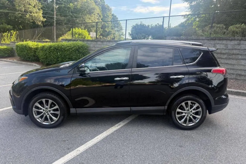 2016 Toyota RAV4 Limited photo 1