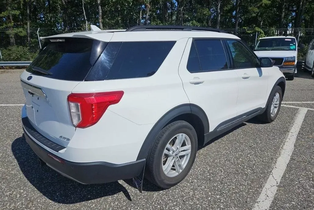 2022 Ford Explorer XLT photo 1