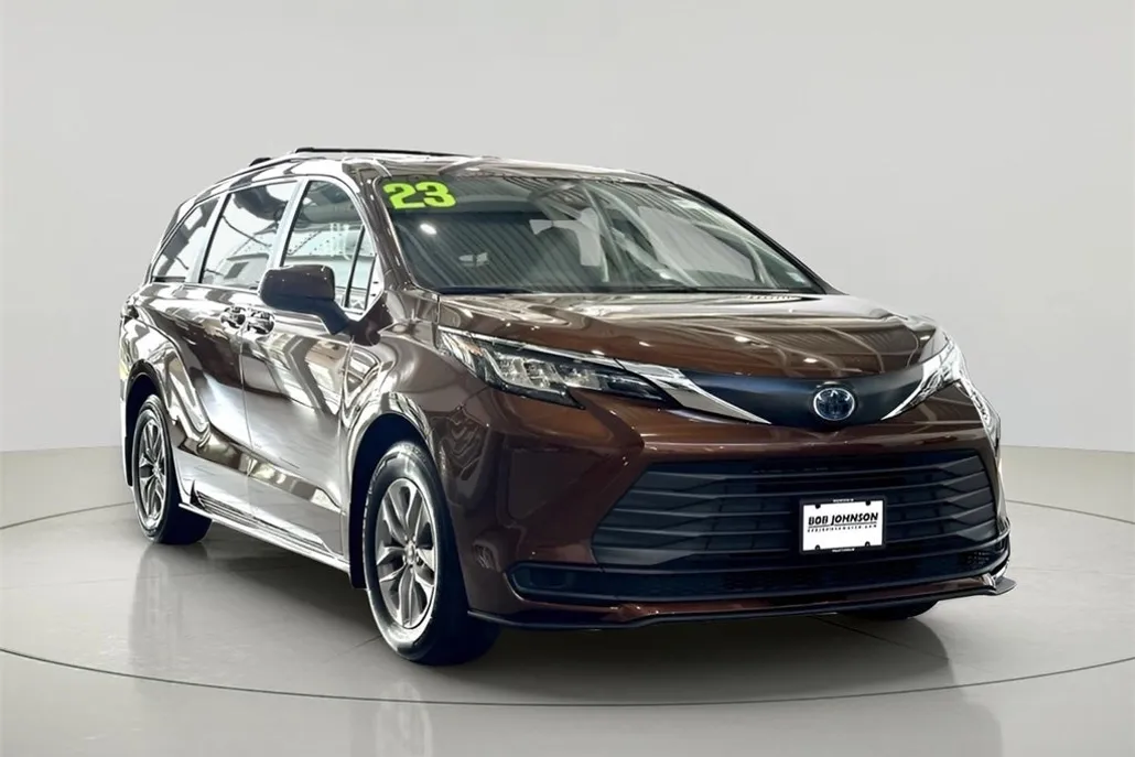 2023 Toyota Sienna LE photo 1