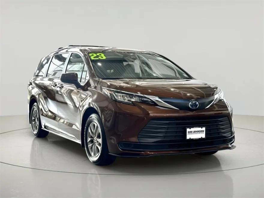 2023 Toyota Sienna LE photo 1