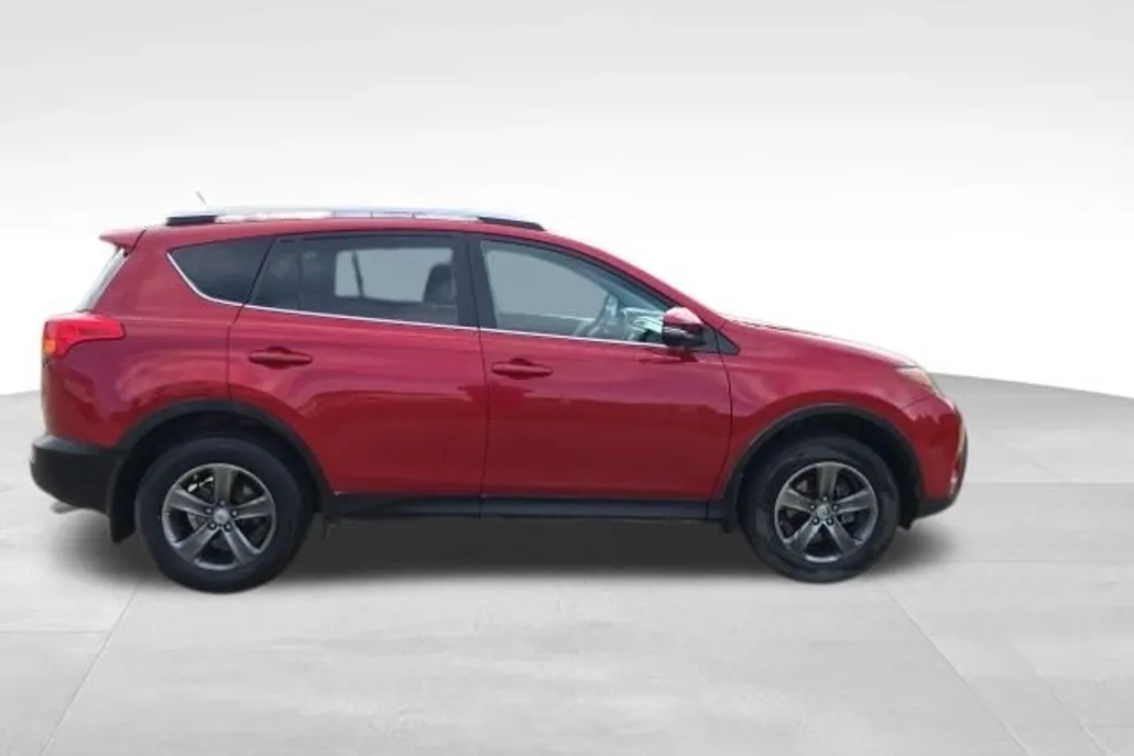 2015 Toyota RAV4 XLE photo 1