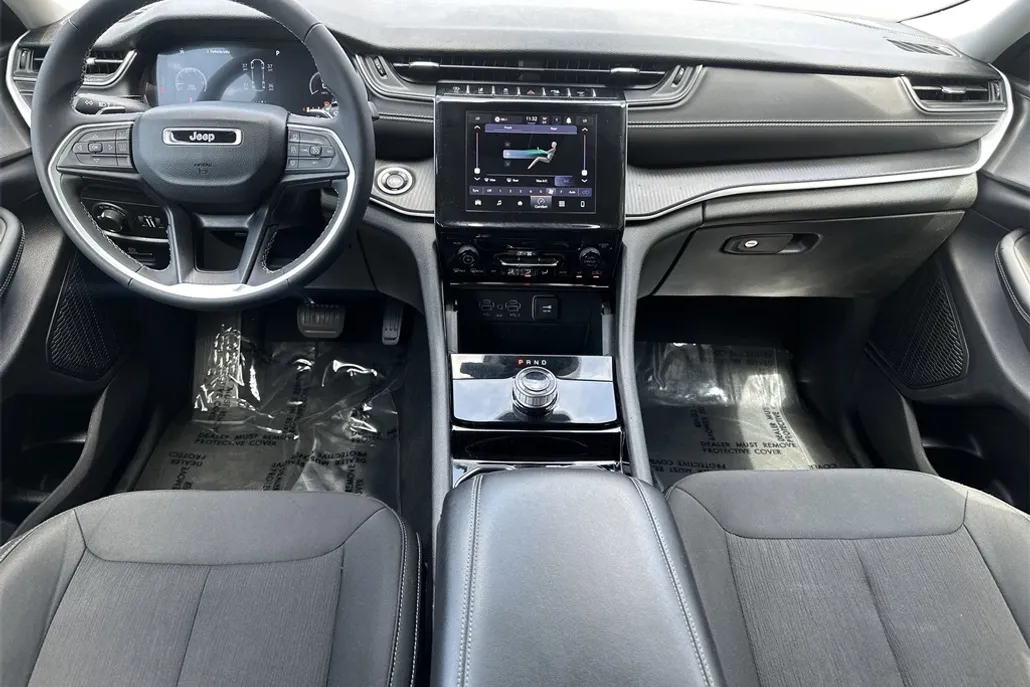 2023 Jeep Grand Cherokee Laredo photo 1