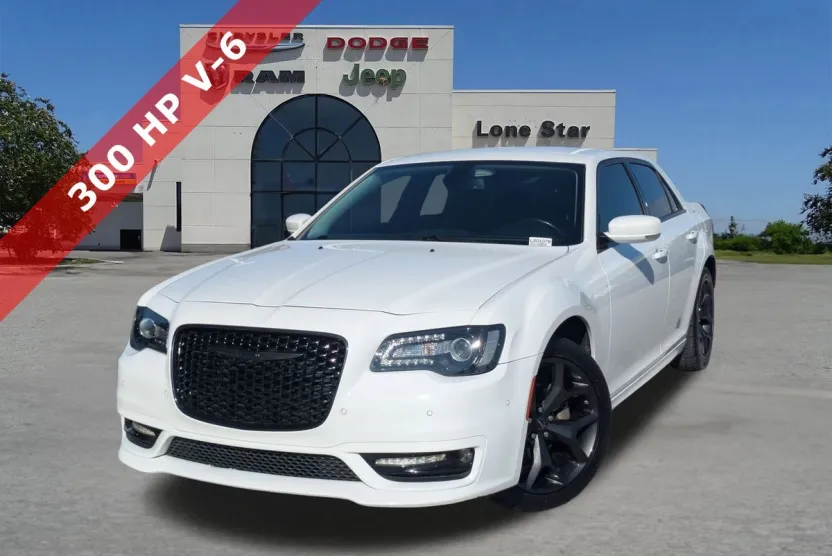 2022 Chrysler 300 Touring L photo 1