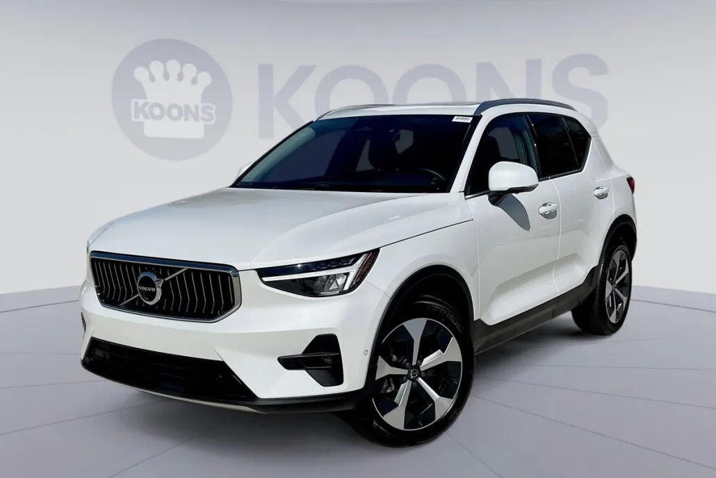 2025 Volvo XC40 Plus photo 1
