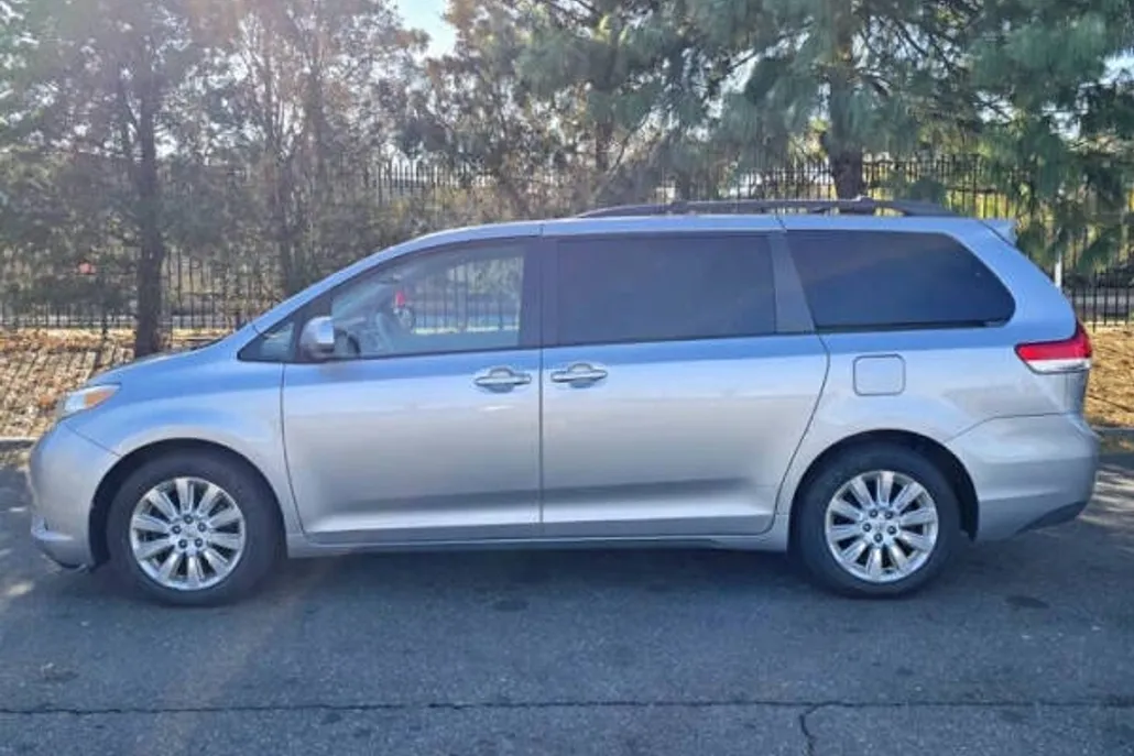 2011 Toyota Sienna LE photo 1