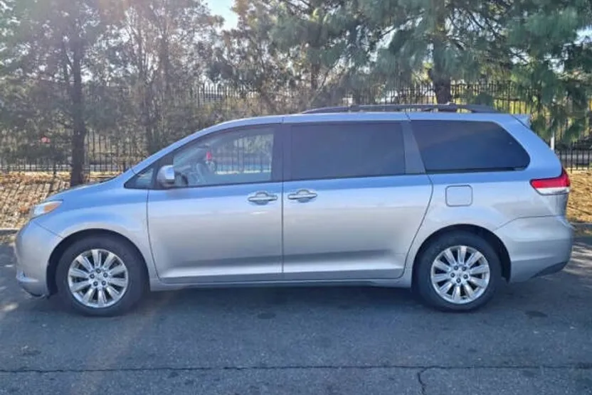 2011 Toyota Sienna LE photo 1