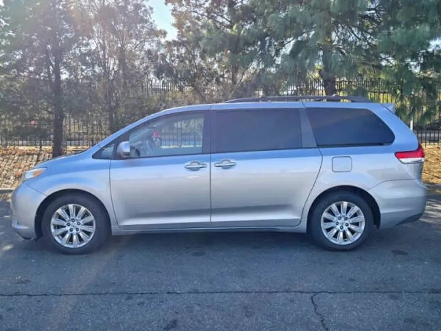 2011 Toyota Sienna LE photo 1