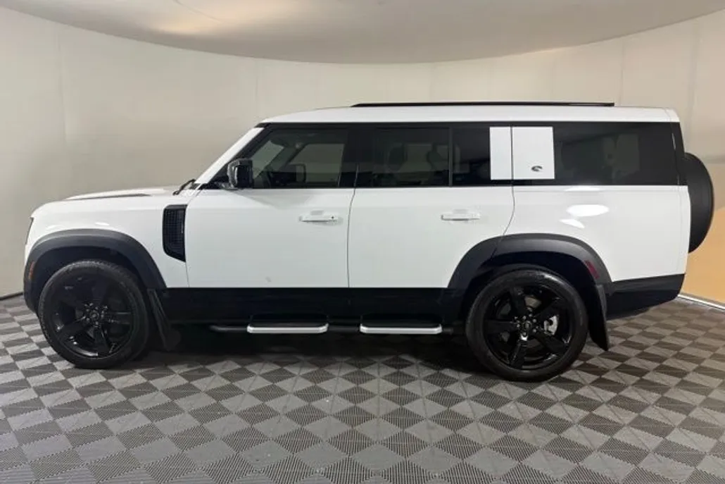 2023 Land Rover Defender 130 SE photo 1