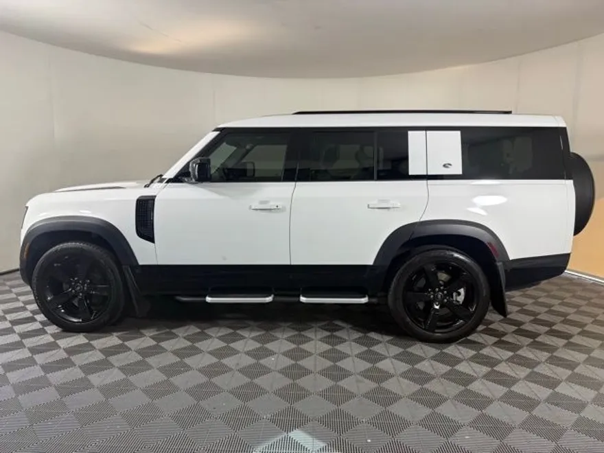 2023 Land Rover Defender 130 SE photo 1