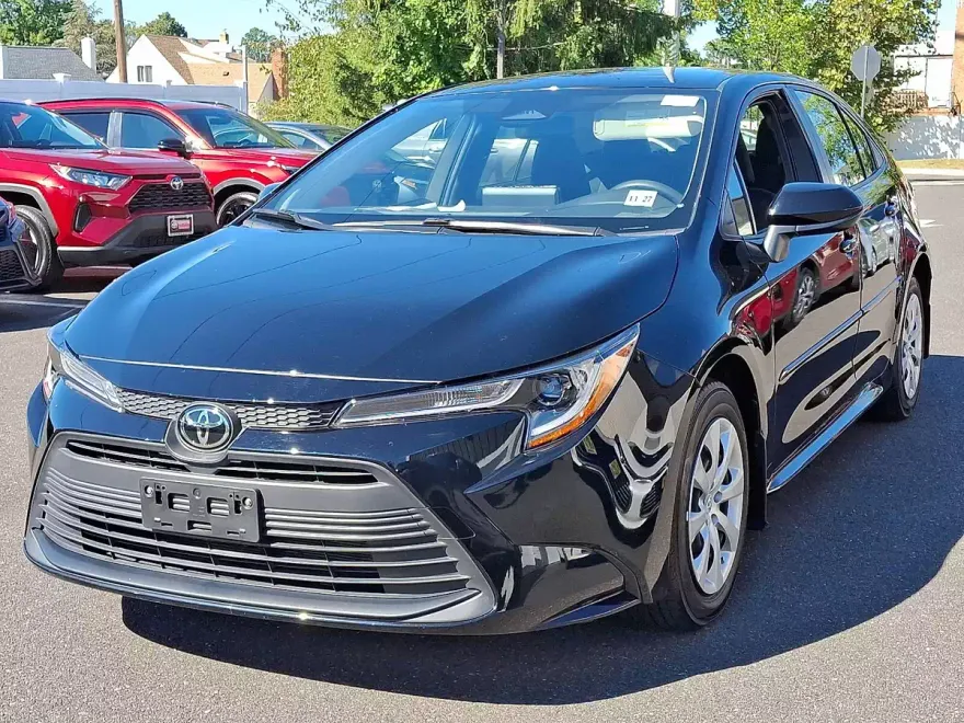 2023 Toyota Corolla LE photo 1