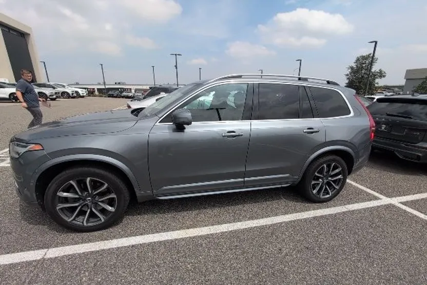 2016 Volvo XC90 T6 Momentum photo 1