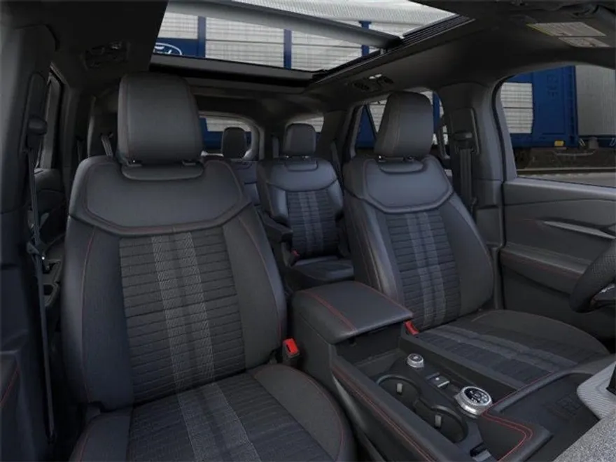 2025 Ford Explorer ST-Line photo 1