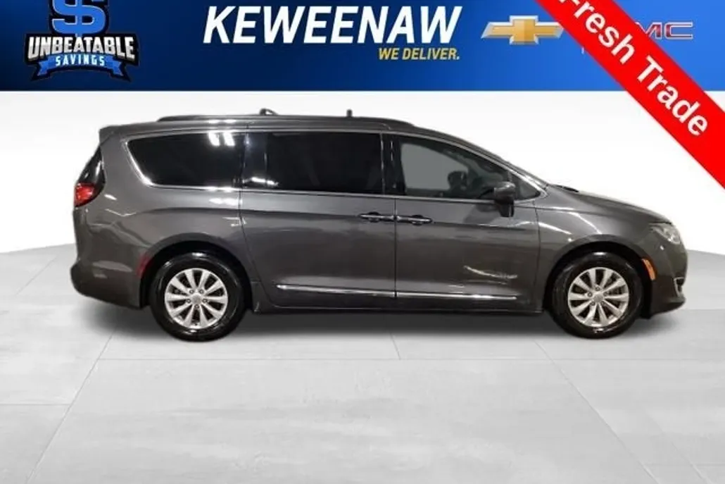 2017 Chrysler Pacifica Touring L photo 1