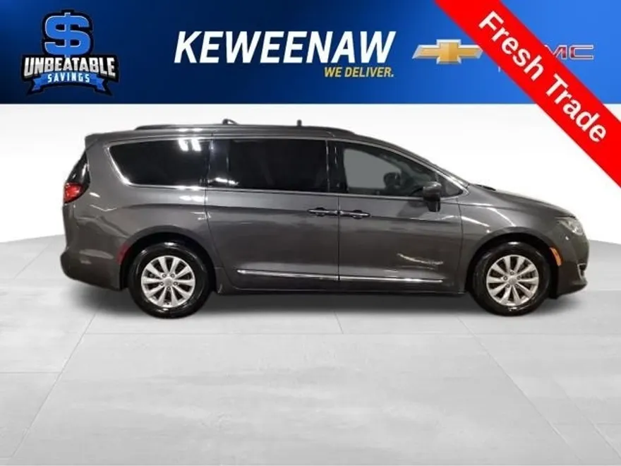 2017 Chrysler Pacifica Touring L photo 1