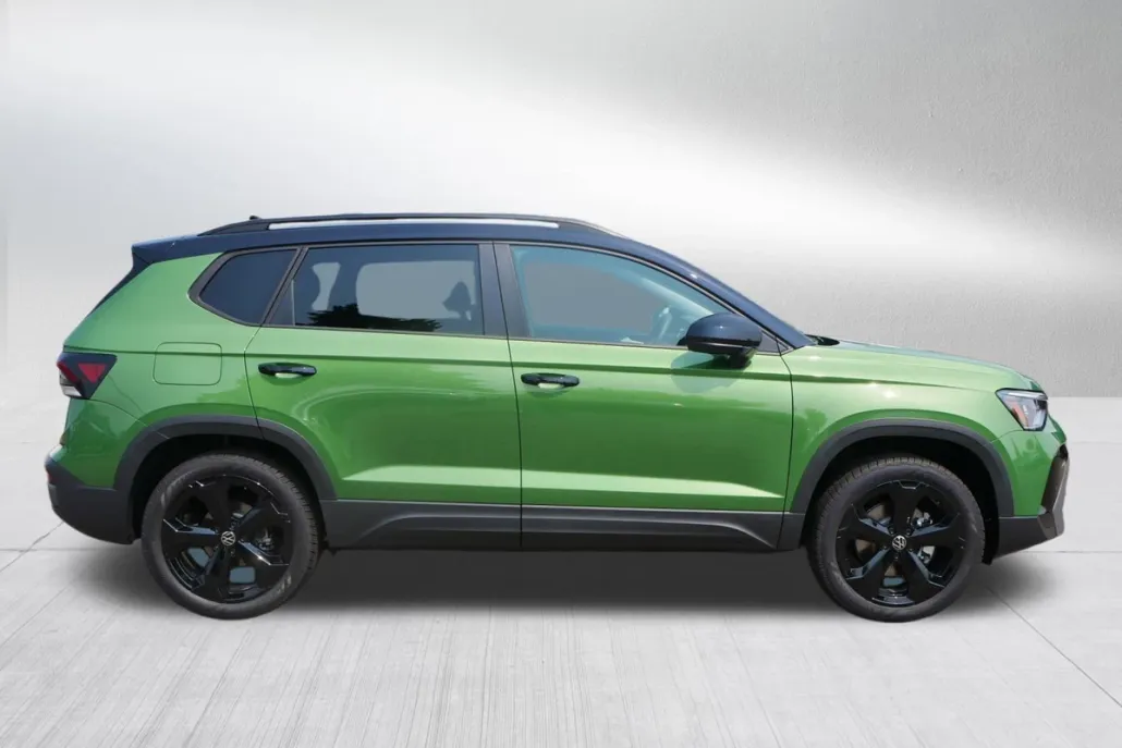 2025 Volkswagen Taos SE photo 1